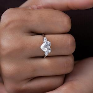 Anillo de Compromiso con Diamante Cultivado en Laboratorio en Forma de Corazón, 2.83 CTW, Forma de Corazón y Pera, Diamantes Certificados por IGI, Anillo de Tres Piedras, Diseño Único - Product Image 6