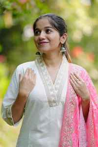 Doté d'un magnifique ensemble de costumes lourds magnifiquement décoré avec des broderies à la main complexes, tissage Zari - Product Image 4