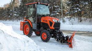 Cortacésped variante Kubota LX2610SU. Este modelo incluye un rendimiento impresionante, opciones de neumáticos más grandes, cargador frontal alto - Product Image 3