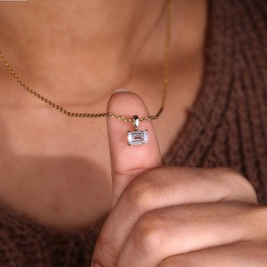Collier pendentif solitaire en or jaune 14 carats avec diamant de laboratoire taille émeraude de 1 carat, serti à griffes, certifié IGI, chaîne de 16,5 pouces |   Fini - Product Image 6