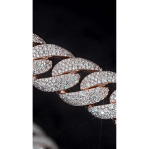 สร้อยคอ SHREYA DIAM แบบ Cuban Link ขนาด 22 มม. ประดับเพชรโมอิสซาไนต์ทรง Brilliant Cut เกรด VVS1  ทำจากเงินแท้ 925 - Product Image 2