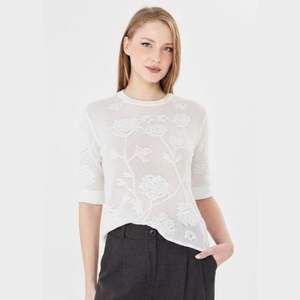 Blouse en tricot à motif de roses pour femmes - Haut doux à col rond et manches courtes avec bouton au dos - Tricotage floral au crochet pour l'été - Product Image 1