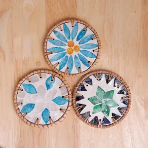 Ensemble de sous-verres en rotin fait main avec motif floral mosaïque nacre Boho décor de table naturel sous-verres tapis et tampons - Product Image 1