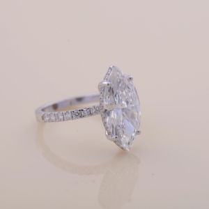 Bague de fiançailles en diamant de laboratoire taille marquise de 5,01 carats en or blanc, rose et jaune 18 carats |   Bague de mariée Halo Pave Band discrète - Product Image 2