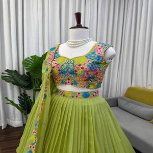 Ensemble Lehenga Choli en soie organza Tabby VASTRA COTTAGE avec travail de séquence de fils, Lehenga cousu avec blouse, tenue de mariage de créateur - Product Image 4