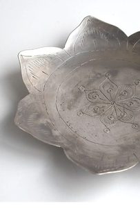 ถาดทองแดงทรงกลมสไตล์วินเทจพร้อมแผ่นโลหะโบราณที่มีดีไซน์มันดาลาสำหรับแท่นวางบนโต๊ะเพื่อความปลอดภัยในการรับประทานอาหารค่ำที่หรูหรา - Product Image 6