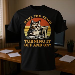 Hai provato a spegnere e accendere IT? Maglietta con divertente disegno di gatto del supporto tecnico - Product Image 3