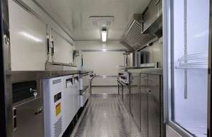 Robusto tractor usado Kubota 25-40HP Unleash Loader Brilliance con remolque de alimentos remolcable de acero inoxidable y fibra de vidrio - Product Image 4