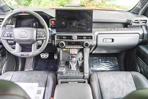 Camioneta Doble Cabina 2024 con Tracción en las Cuatro Ruedas, Caja de Cambios Automática, Volante a la Izquierda, Bajo Kilometraje, Interior Oscuro, Híbrida de Gasolina - Product Image 4