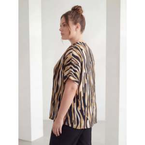 Blusa de Talla Grande con Estampado de Cebra y Cuello Mandarín, Negra - Product Image 2