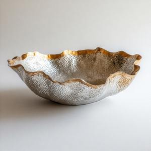 CrownPetal Imperial Opulence Cuenco de servicio de lujo Elegante Royal Crest Adornado Hecho a mano Aluminio chapado en oro Personalizado - Product Image 5