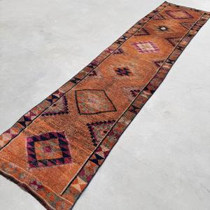 Tapis de 2,7 x 11,5 pieds, tapis turc vintage, tapis en laine patchwork orange - Product Image 3