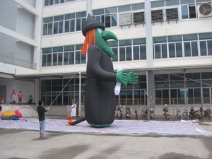 Bruja Inflable para Evento de Halloween - Product Image 3