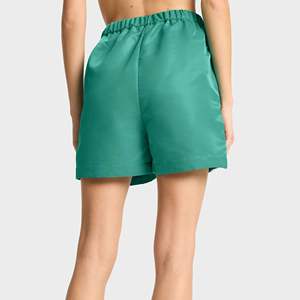 Short de sport personnalisé pour femmes à séchage rapide et haute performance avec poches à logo confort à la taille extensible en tissu éponge - Product Image 4