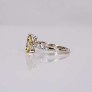 Bague de fiançailles en diamant de taille rayonnante jaune 14K plaqué or massif à la mode pavé réglage IGI certificat femmes 2.5-2.8 - Product Image 3