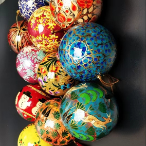 Ornement de sapin de Noël moderne écologique à succès, flocon de neige suspendu, base en bois, métal aluminium, finition brillante, personnalisable - Product Image 1