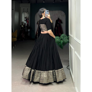 FashionHarbour venta al por mayor tarifa Pure Chanderi estilo Bollywood Lehenga Choli con Dupatta ropa de invierno tradicional para fiestas - Product Image 1