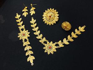 Ensemble boucles d'oreilles collier en cuivre 18 ct plaqué or 24 ct avec motif floral et zircon style USA France accessoire bijoux tendances - Product Image 4