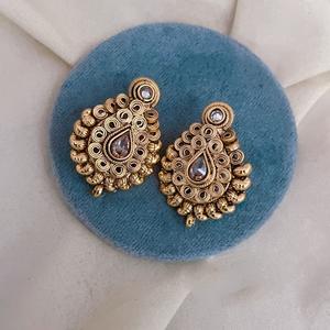 Pendientes de diseñador de calidad superior con acabado dorado de primera calidad, aspecto hermoso, perfecto para bodas, ocasiones especiales, ropa tradicional - Product Image 1