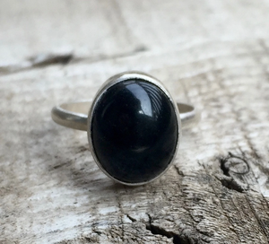 Anillo de boda de Plata de Ley 925 con piedras preciosas de ónix negro, diseño de bisel de corte ovalado, anillo de promesa de piedra natal de diciembre para ella - Product Image 1