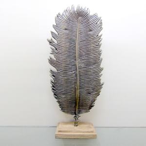 Sculpture en métal en forme de feuille avec finition argent antique, design en relief avec base en bois, bonne qualité pour la décoration de la maison - Product Image 1