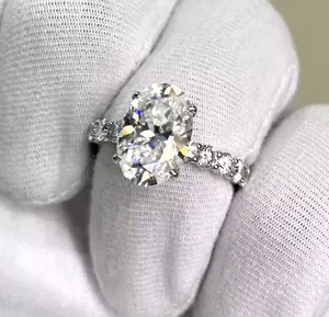 Anillo de Compromiso de Halo con Corte Ovalado Chapado en Oro Vintage para Mujer, Plata de Ley 925 con Moissanita de 4 Quilates - Product Image 3