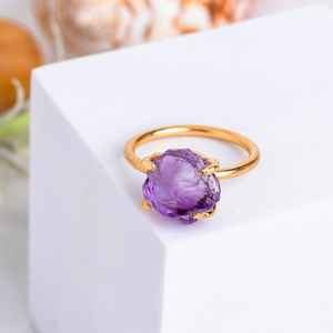 Bague en argent plaqué or rose fabriquée à la main avec cristal d'améthyste brute naturelle bijoux uniques en pierres précieuses faits à la main - Product Image 1