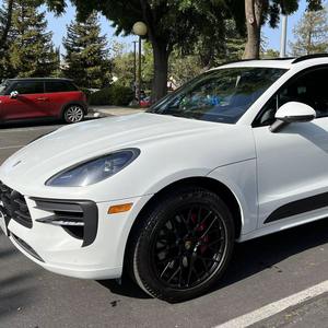 Macan GTS Sport Chrono 2021 de Lujo con Paquetes Premium Plus, de Propietario en California, Motor Turbo V6 - Product Image 1