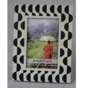 Artesanías de hueso de ganado de origen ético Marco de fotos en blanco y negro para el hogar con marco de fotos con incrustaciones de cuerno y hueso - Product Image 2