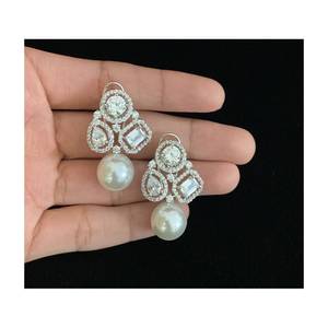 Boucles d'oreilles de mariée en perle et zircon de luxe au meilleur prix - Product Image 4