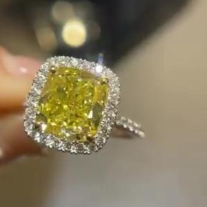 Anillo de Compromiso con Halo de Diamantes Amarillos de Laboratorio de 5.00 Quilates con Certificación IGI, Anillo de Compromiso con Diamante Amarillo Central de 4 Quilates con Corte Cojín para Mujer - Product Image 4