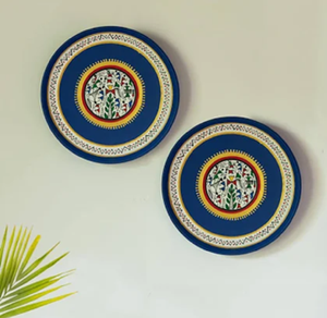 Tres placas de pared de Metal redondas, una con una familia de búhos, con pájaros y follaje estilizados, y con bicicleta de flores al por mayor - Product Image 6