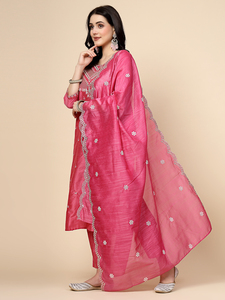 Ensemble Kurta, pantalon et dupatta pour femme, élégant, style indien, en tissu polyester rose brodé, lavable, longueur genou, col rond, pour l'été - Product Image 3