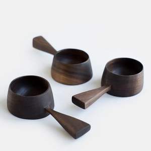 La cuillère à café en bois à texture naturelle ajoute un plaisir tactile aux routines quotidiennes pour des moments de pleine conscience aujourd'hui toujours aussi précieux. - Product Image 5