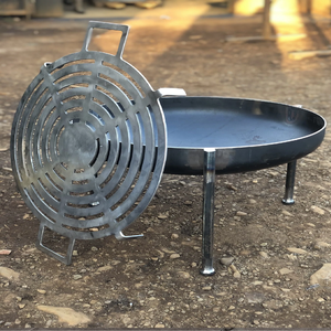 Un foyer traditionnel en acier à bûches parfait pour les patios, les jardins et la détente en plein air. - Product Image 1