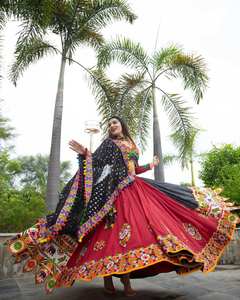 Navratri spécial concepteur beurre soie Lehenga Choli ensemble impression numérique avec miroir travail belle Pom Pom dentelle travail Dupatta - Product Image 5