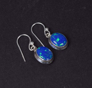 ต่างหูโอปอลสีฟ้าสำหรับงานวันเกิดทำจากเงินสเตอร์ลิง925รูปวงรีทรงรีพร้อมการออกแบบขอบและตะขอ - Product Image 1