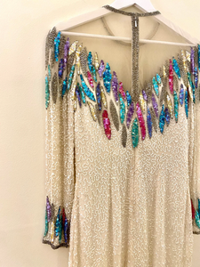 Robe de soirée vintage en crêpe unie brodée de perles, sequins, col rond, taille naturelle, longueur genou, silhouette droite, découpes - Product Image 4