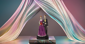 Statue de figurine peinte à la main en résine de style moderne pour la maison ou le bureau, pour la décoration de mariage et de bureau. - Product Image 4