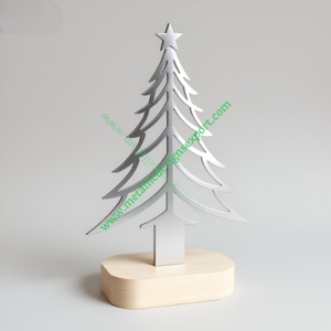Décoration unique de table de sapin de Noël d'ambiance moderne de vacances avec couches de métal argenté et base ovale en bois - Product Image 1