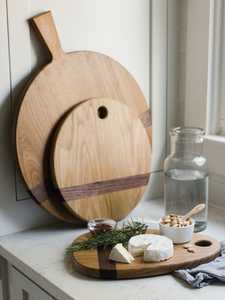 Planche à découper en bois naturel gravée à la main, polyvalente et personnalisée à vendre - Product Image 2