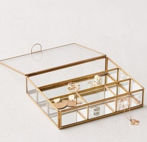 Boîte à bijoux en métal de style classique avec système de verrouillage sécurisé pour stocker des bagues précieuses, des boucles d'oreilles et des pièces délicates - Product Image 2