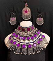 Ensemble de collier tribal afghan rose élégant avec cristaux carrés, collier ethnique fait à la main et boucles d'oreilles avec chaîne à perles