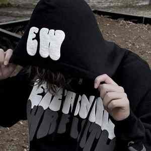 Sudadera con capucha extragrande con estampado en relieve, material acogedor, arte texturizado llamativo y estilo urbano relajado. - Product Image 2