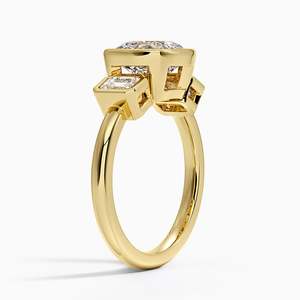 Bague de fiançailles pour femme en or 14K/18K avec trois pierres en diamant de laboratoire taille coussin et pierres latérales émeraude, certifiée IGI - Product Image 2