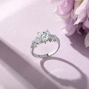 Anillo de Compromiso Jeulia Galactic con Corazón Personalizado en Plata de Ley - Product Image 5