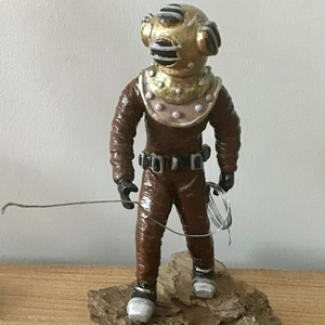 Casco de buceo con base de madera negra-Colección única de decoración del hogar Casco DE BUCEO ANTIGUO de gran calidad - Product Image 1