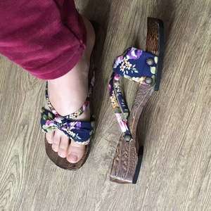 Zapatillas Planas Antideslizantes Estilo Mary Jane para Mujer, con Diseño Floral Japonés y Espiga, para Uso Doméstico - Product Image 4