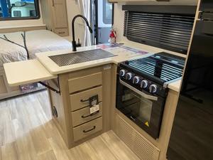 Remolque de Viaje de Lujo de 32 Pies con Estructura de Acero, Doble Deslizamiento, Cama King, Cocina Exterior, Capacidad para 5 Personas - Autocaravanas en Venta - Product Image 3