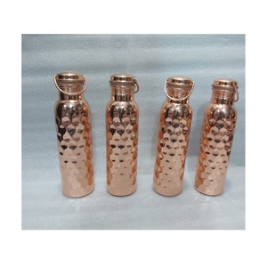 Elegante botella de cobre martillado que ofrece artesanía y permite beber de forma saludable a diario con beneficios de purificación natural. - Product Image 2